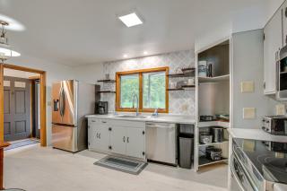 Lakefront Home with Fire Pit in Eagle River - Eagle River - 4