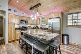 Sevierville Cabin ~ 3 Mi to the Island! - 5
