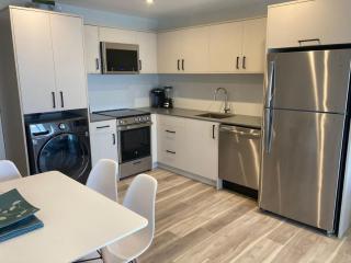 Lakefront Nest Beach House Suite - 8