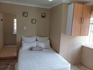 Guest room and apartment - Johannesburg - 3