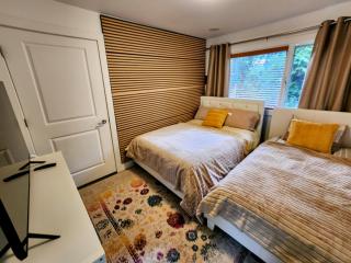 2BD Guest Suite Sleeps 6 Near Downtown & Beach - 6