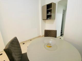 Apartamento completo na QUADRA DA PRAIA EM COPACABANA, 2 camas , ar condicionado, TV NETFLIX, wifi 300MB, pauloangerami PJ160 - Rio de Janeiro - 1