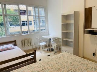 Apartamento completo na QUADRA DA PRAIA EM COPACABANA, 2 camas , ar condicionado, TV NETFLIX, wifi 300MB, pauloangerami PJ160 - Rio de Janeiro - 2