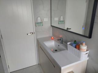 Bright & Spacious Budget Friendly Rooms in West Auckland Perfect for Solo or Couple Travellers - Auckland - 2