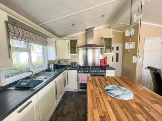 Stunning Caravan With Decking At Hopton Holiday Park In Norfolk Ref 80023W - Great Yarmouth - 2