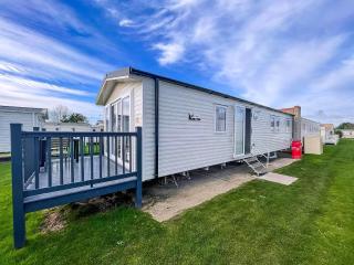 Beautiful 8 Berth Caravan With Decking At Naze Marine Park, Essex Ref 17184P - 0