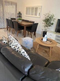 Family Home Away From Home - Rockingham - 2