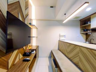 Fancy and Nice 1BR with Extra Room at Amartha View Apartment By Travelio - 3