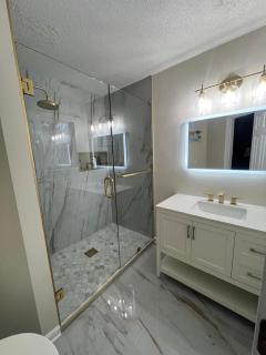Luxe Central Suburban Retreat - Hampton - 2