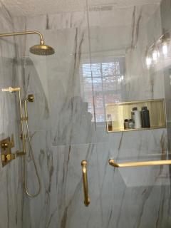 Luxe Central Suburban Retreat - Hampton - 3