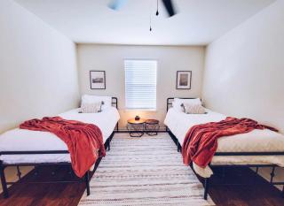 Luxury San Antonio Home - Total 5 beds with 2 King Beds, Near SeaWorld, Six Flags and Attractions - 5