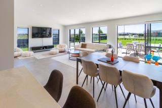 Elegant 4BR Retreat with Garage, Family friendly - 1