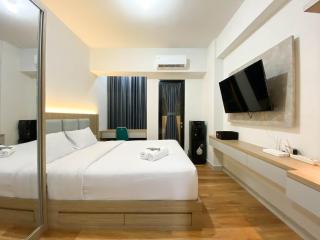 Comfort and Cozy Stay 1BR at The Alton Apartment By Travelio - Semarang - 9