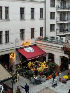 Charming City Center Suite w' 2 BEDRMS in The Gozsdu Garden - Budapest - 6