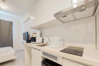 Simple and Cozy Stay Studio Sky House Alam Sutera Apartment By Travelio - Tangerang - 5