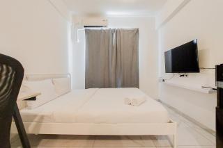 Simple and Cozy Stay Studio Sky House Alam Sutera Apartment By Travelio - Tangerang - 9