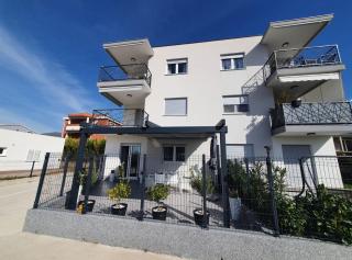 Kastel Novi Elegant and Stylish Apartment with Terrace and Patio - Kaštela - 0