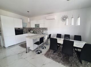 Kastel Novi Elegant and Stylish Apartment with Terrace and Patio - Kaštela - 3
