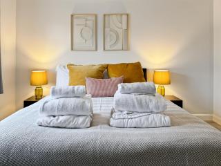 Family Holiday Home With Hot Tub Sauna Sleeps 8 - Falmer - 3
