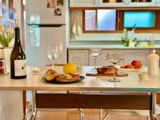 New, 3min to Hapjeong St, Airport bus stop, 8min to Hongdae & Mangwon Market, Han River Park, 2BR 3QB full of sunshine, Hotel bedding, City Nature - 2