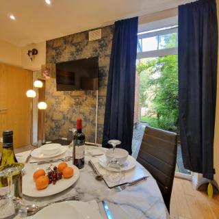 Kenilworth Modern Apartment with 2 Bedrooms - 5