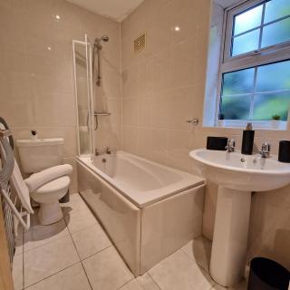 Kenilworth Modern Apartment with 2 Bedrooms - 4