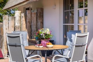 "Dünenrose" und "Tuttelduuv" unter Reet mit Kamin und Garten - Pepelow - 2
