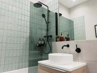 Spacious, Mid-Century 1 bedroom Apartment - 2