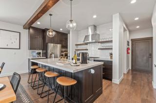 6-Bedroom House, Sleeps 25, Tesla Friendly, New Build Near PCMR, Rooftop Spa - 1