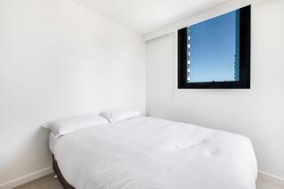 Modern Nomads Spacious Modern 2BR Urban Retreat with View - Melbourne - 6