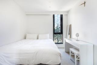 Modern Nomads Spacious Modern 2BR Urban Retreat with View - Melbourne - 5