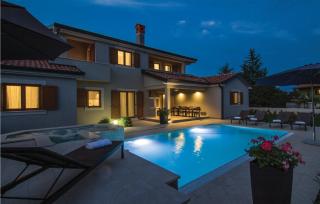 4 Bedroom Awesome Home In Trosti - 4
