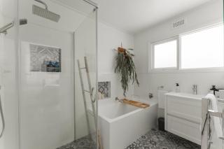 3-Bedroom Getaway Minutes from the Beach - Penguin - 6