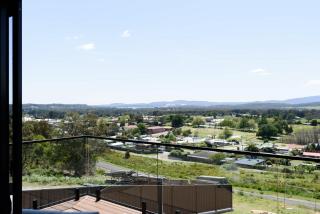 Modern Beaconsfield Retreat with Town Views - Beaconsfield - 9