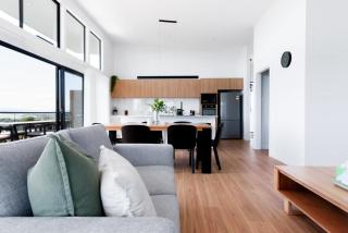Modern Beaconsfield Retreat with Town Views - Beaconsfield - 3