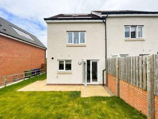 3x Double Beds with Driveway Parking and PS4 by Vista Stays Short Lets Glasgow Scotland - 6
