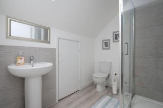 3x Double Beds with Driveway Parking and PS4 by Vista Stays Short Lets Glasgow Scotland - Glasgow - 1