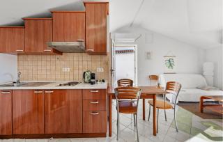 2 Bedroom Lovely Apartment In Rogoznica - Rogoznica - 6