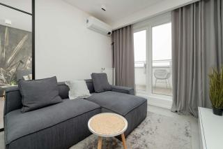 Elegancki Apartament z Klimatyzowanym Salonem, Wanną i Parkingiem w Centrum Łodzi by Renters Prestige - Łódź - 0