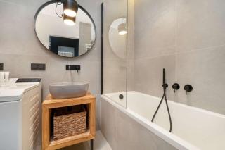 Elegancki Apartament z Klimatyzowanym Salonem, Wanną i Parkingiem w Centrum Łodzi by Renters Prestige - Łódź - 6