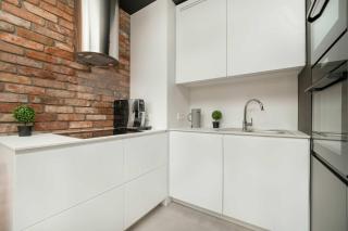 Elegancki Apartament z Klimatyzowanym Salonem, Wanną i Parkingiem w Centrum Łodzi by Renters Prestige - Łódź - 1