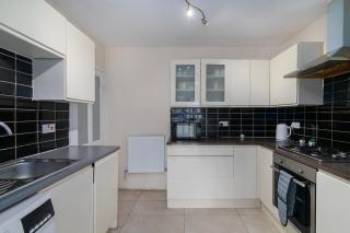 Renee's Place, 9 Guests, 10 mins walk to Becontree Station, Free Parking - Dagenham - 1