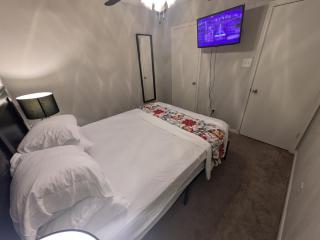 Pet-FrndlyRetreat . 600MbpsWiFi 8mi to IAH Sleeps 14 - Houston - 6