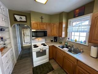 Barb's and Bo's Cozy Home with Office and Covered Parking - 3