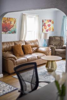 Bo360 White House with Fenced Yard - 2