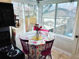 Bo's charming two bedroom with shared HOT TUB - 0