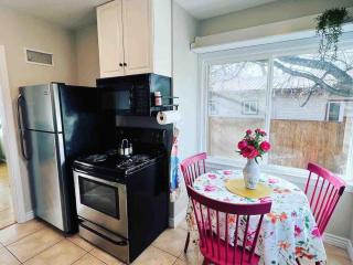 Bo's charming two bedroom with shared HOT TUB - 9