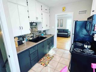 Bo's charming two bedroom with shared HOT TUB - 8