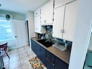 Bo's charming two bedroom with shared HOT TUB - 6