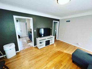 Bo's charming two bedroom with shared HOT TUB - 5